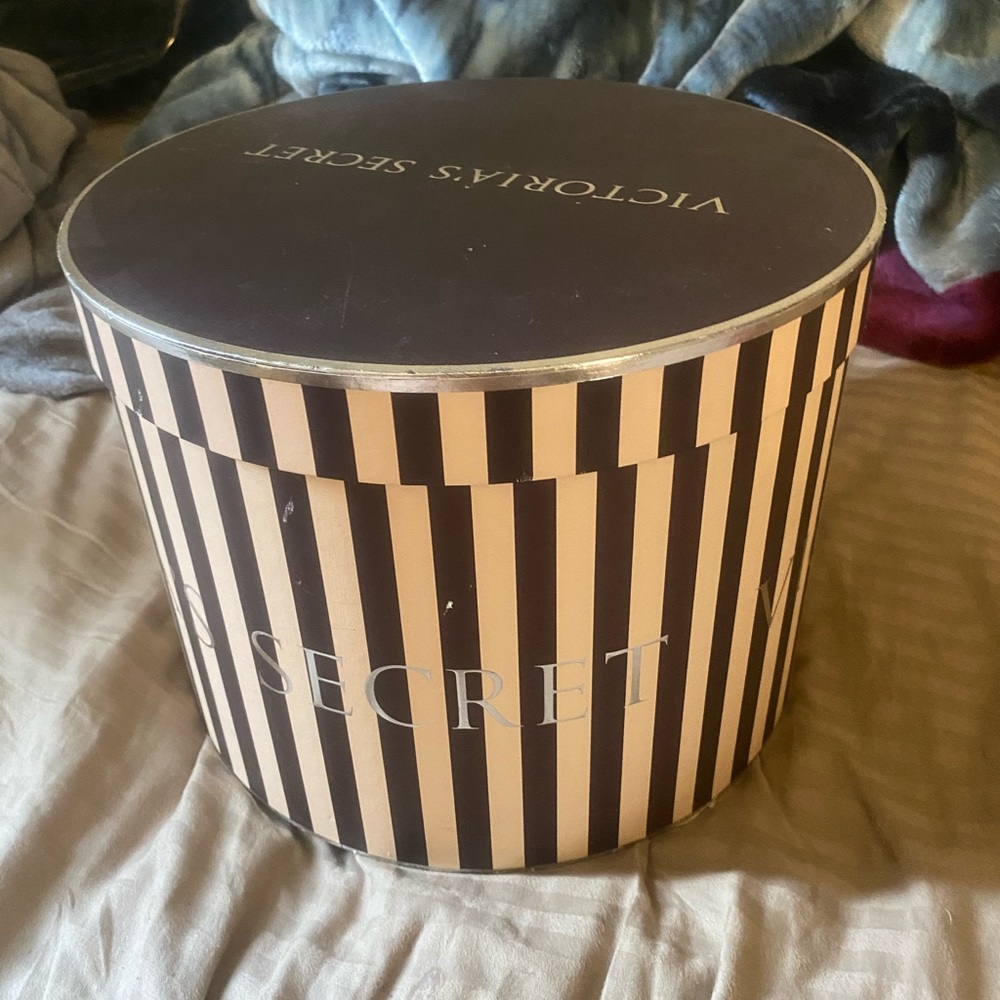Victoria’s Secret hay box